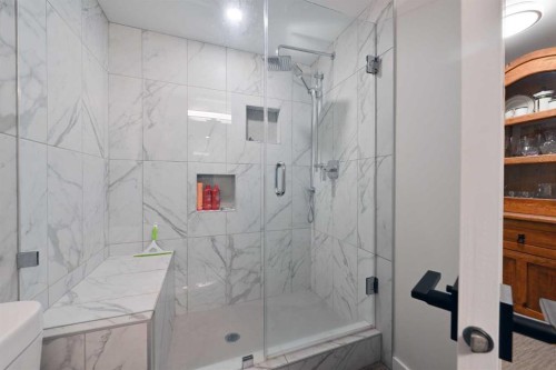 6427 Lombardy Crescent Sw, Calgary, AB - Indoor Photo Showing Bathroom