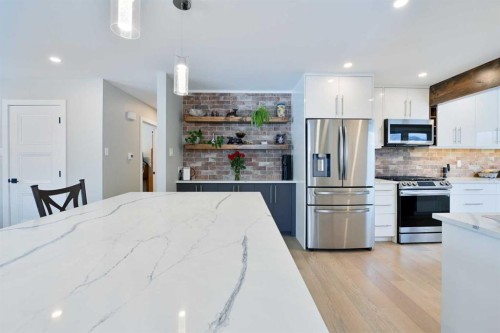 6427 Lombardy Crescent Sw, Calgary, AB - Indoor Photo Showing Kitchen