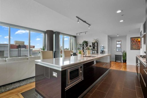 603-433 11 Avenue Se, Calgary, AB - Indoor Photo Showing Kitchen With Double Sink
