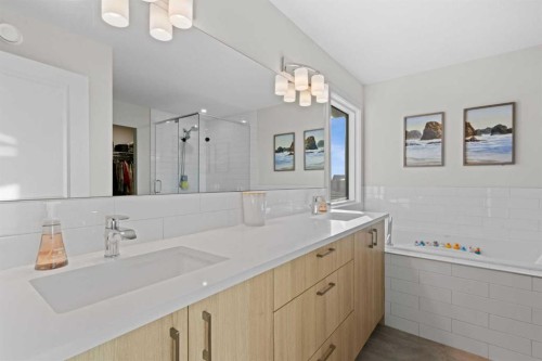 35 Cranbrook Mount Se, Calgary, AB - Indoor Photo Showing Bathroom