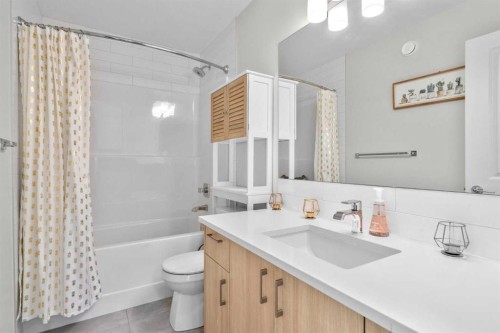 35 Cranbrook Mount Se, Calgary, AB - Indoor Photo Showing Bathroom