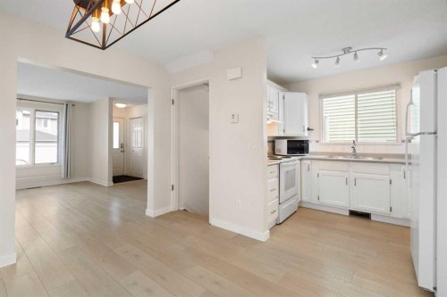 25 Mckernan Road Se, Calgary, AB - Indoor Photo Showing Kitchen