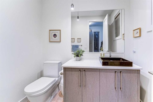116 34A Street Nw, Calgary, AB - Indoor Photo Showing Bathroom