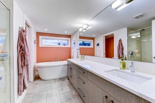 116 34A Street Nw, Calgary, AB - Indoor Photo Showing Bathroom