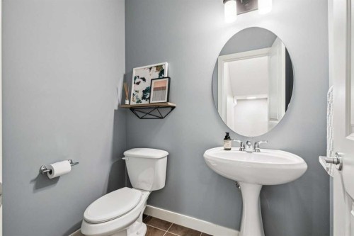 2012 50 Avenue Sw, Calgary, AB - Indoor Photo Showing Bathroom