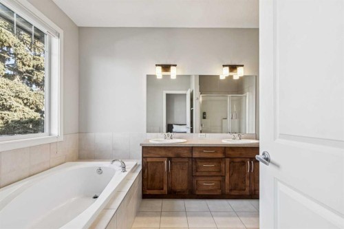 2012 50 Avenue Sw, Calgary, AB - Indoor Photo Showing Bathroom