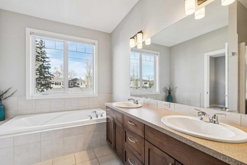 2012 50 Avenue Sw, Calgary, AB - Indoor Photo Showing Bathroom