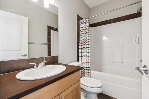 2012 50 Avenue Sw, Calgary, AB - Indoor Photo Showing Bathroom