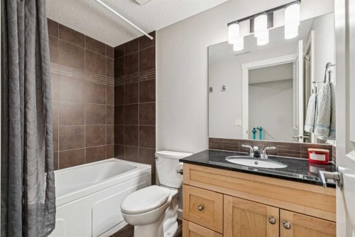 2012 50 Avenue Sw, Calgary, AB - Indoor Photo Showing Bathroom