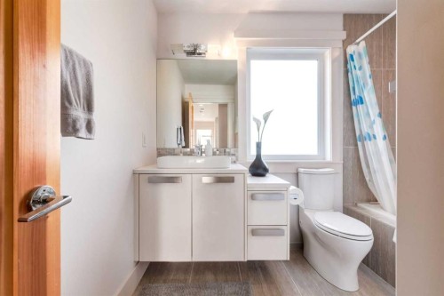 2613 3 Avenue Nw, Calgary, AB - Indoor Photo Showing Bathroom