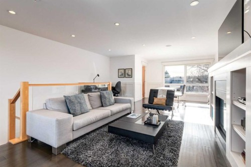 2613 3 Avenue Nw, Calgary, AB - Indoor Photo Showing Living Room