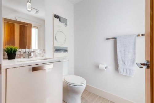 2613 3 Avenue Nw, Calgary, AB - Indoor Photo Showing Bathroom