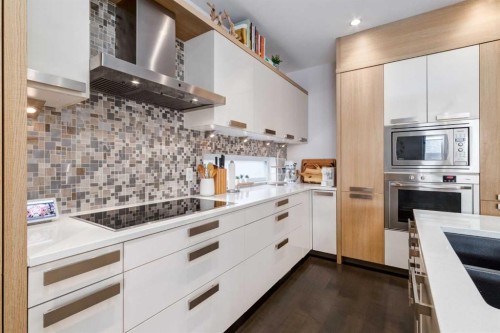 2613 3 Avenue Nw, Calgary, AB - Indoor Photo Showing Kitchen With Upgraded Kitchen