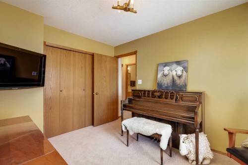 4118 Silverpark Estates Close, Olds, AB - Indoor Photo Showing Bedroom