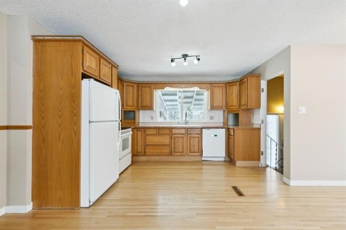 389 Capri Avenue Nw, Calgary, AB - Indoor Photo Showing Kitchen