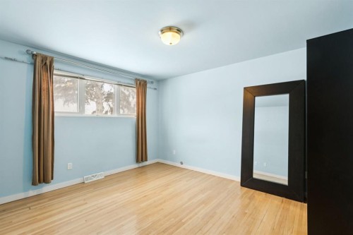 389 Capri Avenue Nw, Calgary, AB - Indoor Photo Showing Other Room