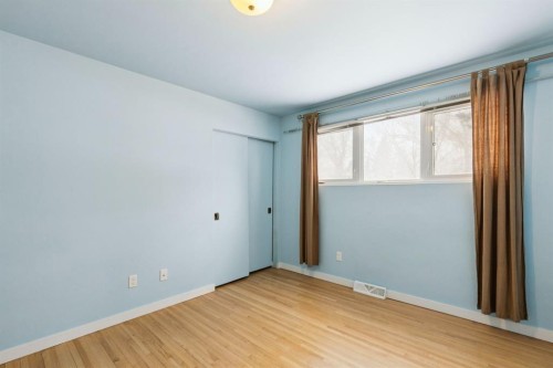 389 Capri Avenue Nw, Calgary, AB - Indoor Photo Showing Other Room