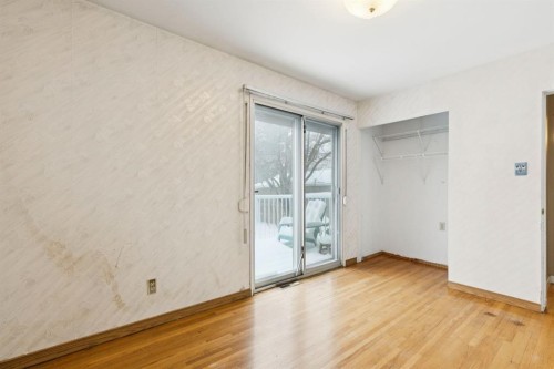 389 Capri Avenue Nw, Calgary, AB - Indoor Photo Showing Other Room