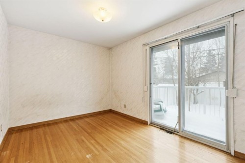 389 Capri Avenue Nw, Calgary, AB - Indoor Photo Showing Other Room