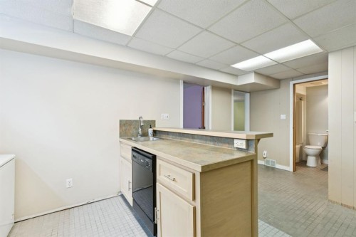 389 Capri Avenue Nw, Calgary, AB - Indoor