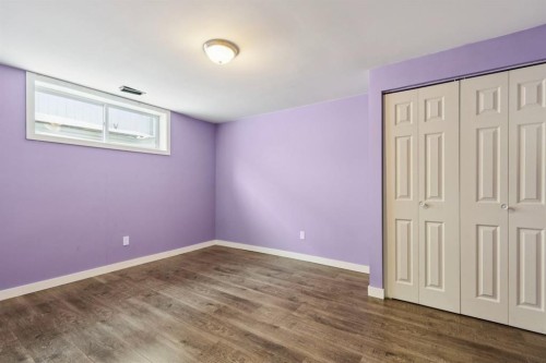 389 Capri Avenue Nw, Calgary, AB - Indoor Photo Showing Other Room