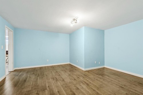 389 Capri Avenue Nw, Calgary, AB - Indoor Photo Showing Other Room