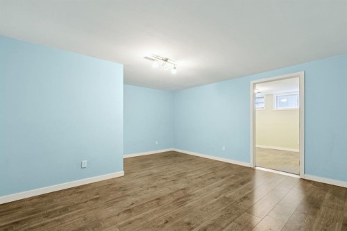389 Capri Avenue Nw, Calgary, AB - Indoor Photo Showing Other Room