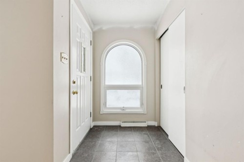 389 Capri Avenue Nw, Calgary, AB - Indoor Photo Showing Other Room