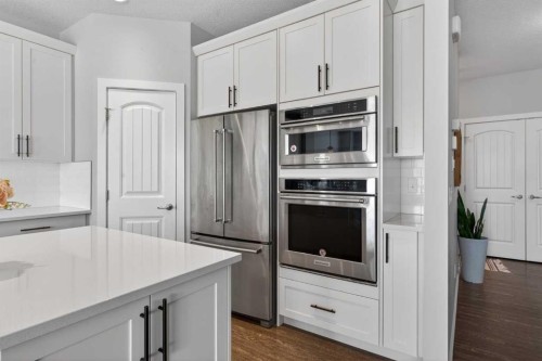 126 Bayview Circle Sw, Airdrie, AB - Indoor Photo Showing Kitchen