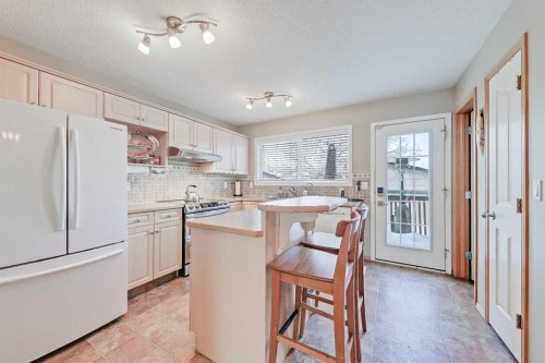 312 Cramond Close Se, Calgary, AB - Indoor Photo Showing Kitchen