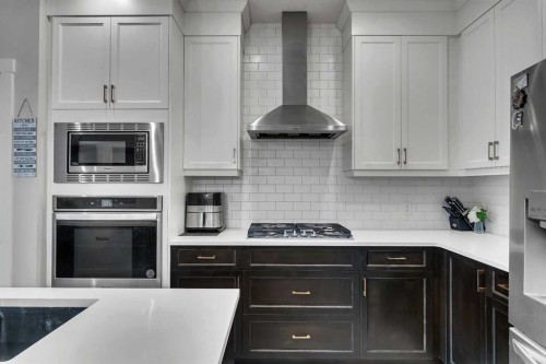 521 Chinook Winds Gardens Sw, Airdrie, AB - Indoor Photo Showing Kitchen With Upgraded Kitchen