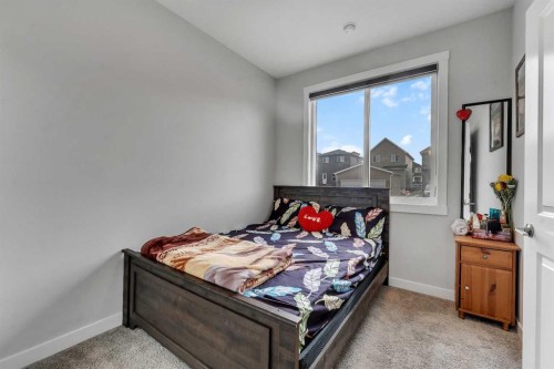 521 Chinook Winds Gardens Sw, Airdrie, AB - Indoor Photo Showing Bedroom