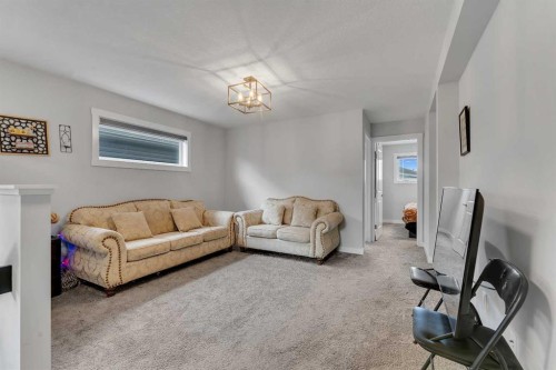 521 Chinook Winds Gardens Sw, Airdrie, AB - Indoor Photo Showing Other Room