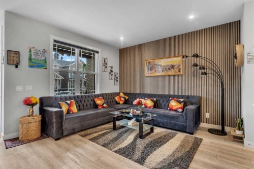 521 Chinook Winds Gardens Sw, Airdrie, AB - Indoor Photo Showing Living Room