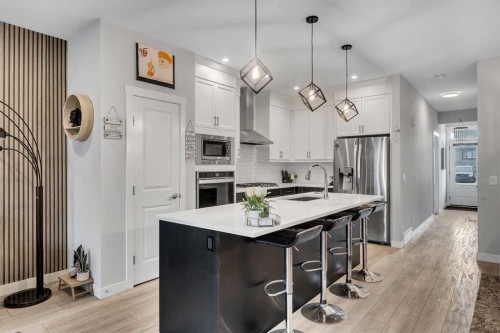 521 Chinook Winds Gardens Sw, Airdrie, AB - Indoor Photo Showing Kitchen With Upgraded Kitchen