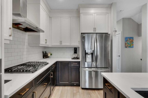 521 Chinook Winds Gardens Sw, Airdrie, AB - Indoor Photo Showing Kitchen With Upgraded Kitchen