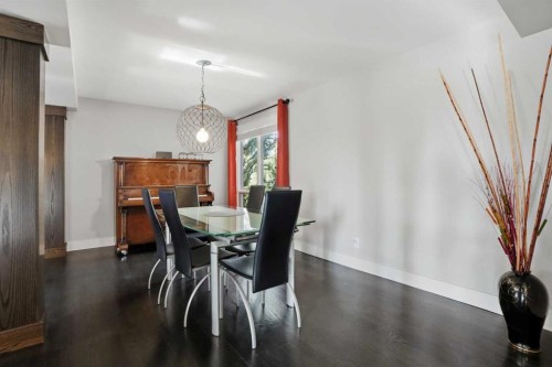 311 Coach Light Bay Sw, Calgary, AB - Indoor Photo Showing Dining Room