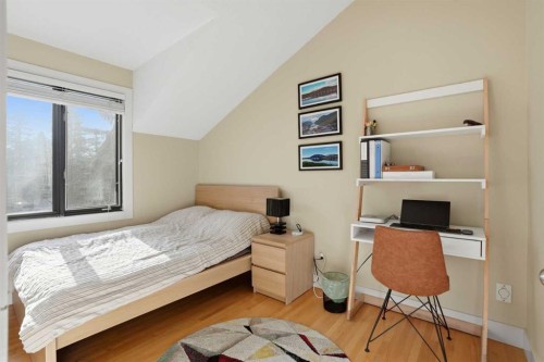 311 Coach Light Bay Sw, Calgary, AB - Indoor Photo Showing Bedroom