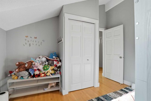 311 Coach Light Bay Sw, Calgary, AB - Indoor Photo Showing Bedroom