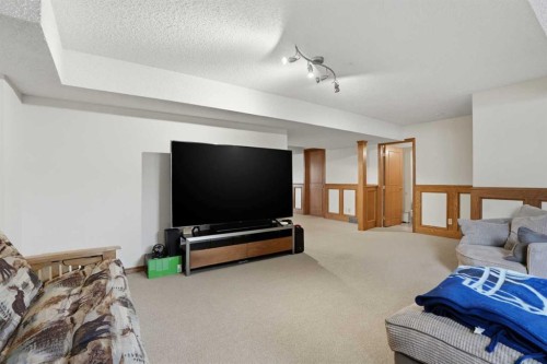 311 Coach Light Bay Sw, Calgary, AB - Indoor Photo Showing Other Room