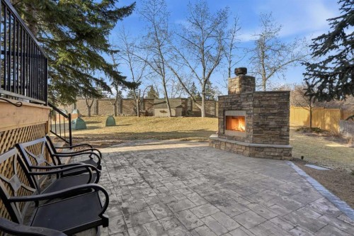 311 Coach Light Bay Sw, Calgary, AB - Outdoor