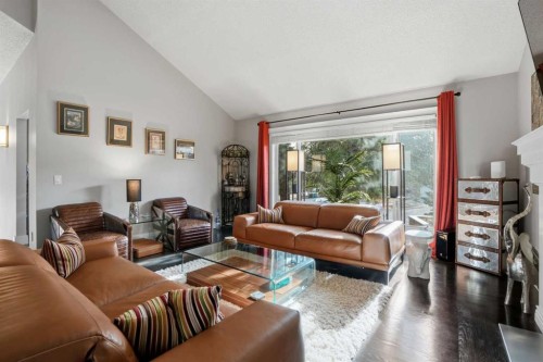 311 Coach Light Bay Sw, Calgary, AB - Indoor Photo Showing Living Room