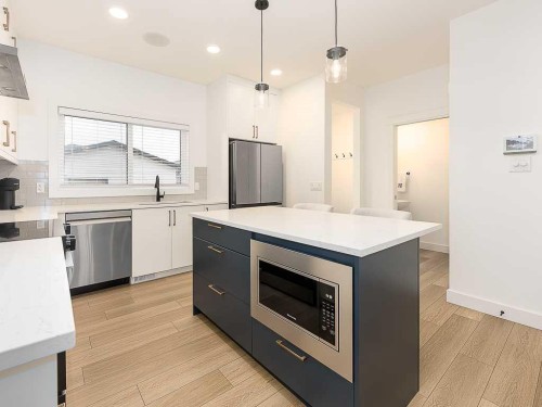 613 Lambeau Link Se, Airdrie, AB - Indoor Photo Showing Kitchen With Stainless Steel Kitchen With Upgraded Kitchen