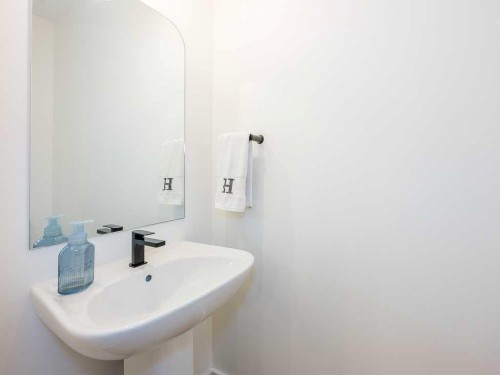 613 Lambeau Link Se, Airdrie, AB - Indoor Photo Showing Bathroom