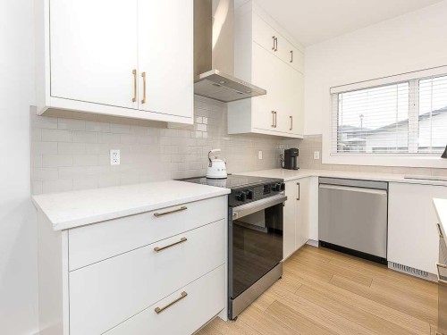 613 Lambeau Link Se, Airdrie, AB - Indoor Photo Showing Kitchen With Stainless Steel Kitchen