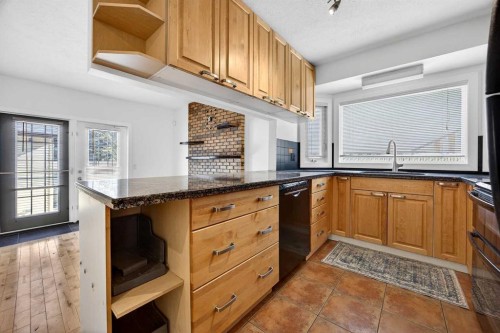128 Bermuda Drive Nw, Calgary, AB - Indoor Photo Showing Kitchen