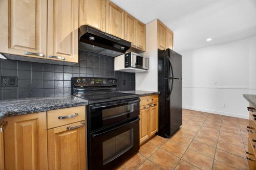 128 Bermuda Drive Nw, Calgary, AB - Indoor Photo Showing Kitchen