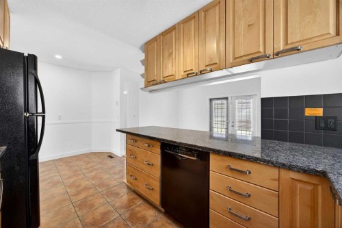 128 Bermuda Drive Nw, Calgary, AB - Indoor Photo Showing Kitchen