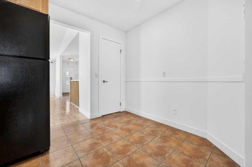 128 Bermuda Drive Nw, Calgary, AB - Indoor Photo Showing Other Room