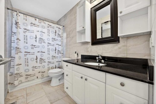 128 Bermuda Drive Nw, Calgary, AB - Indoor Photo Showing Bathroom